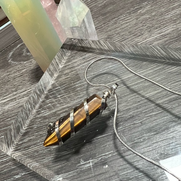 TIGER’S EYE SILVER WRAPPED BOHO PROTECTION HEALING CRYSTAL AMULET NECKLACE - Picture 2 of 4